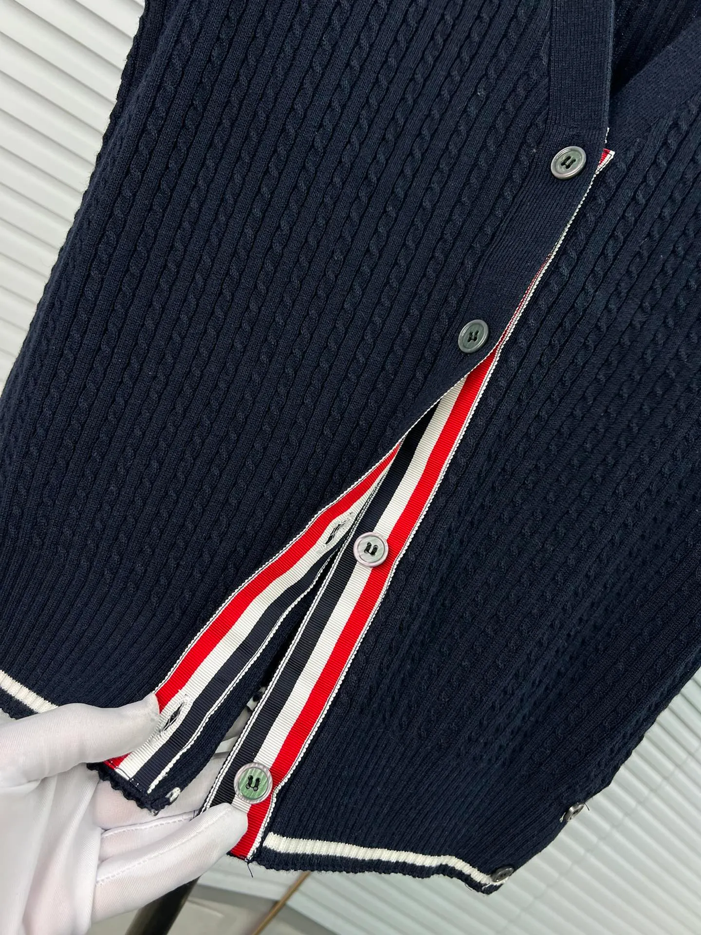 THOM BROWNE🇳🇱 𝐃𝐞𝐭𝐚𝐢𝐥 ： TB ， ， ， ， ooookkkkkk ， ， ， ， T look jue ：White Gray Blue Sizes： 0.1.2(S.M.L)
